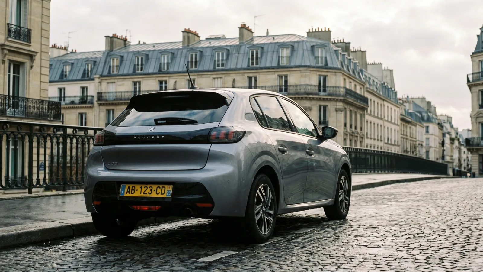 Voiture assurée garée dans une rue française après résiliation