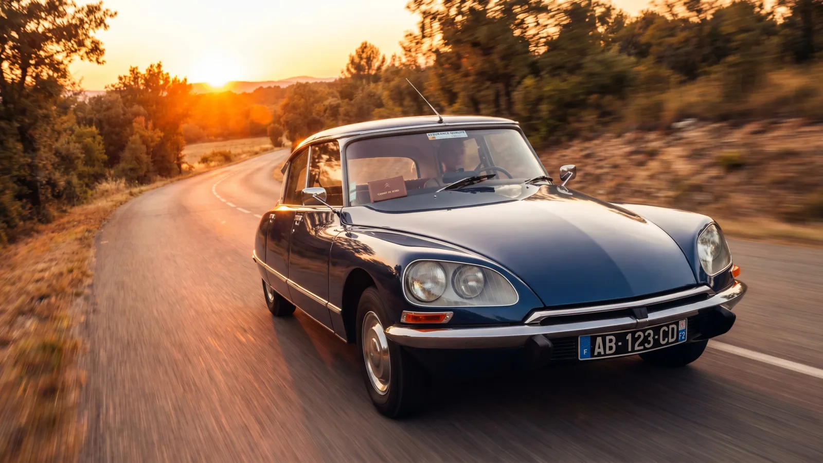 Voiture sur une route française illustrant le malus auto