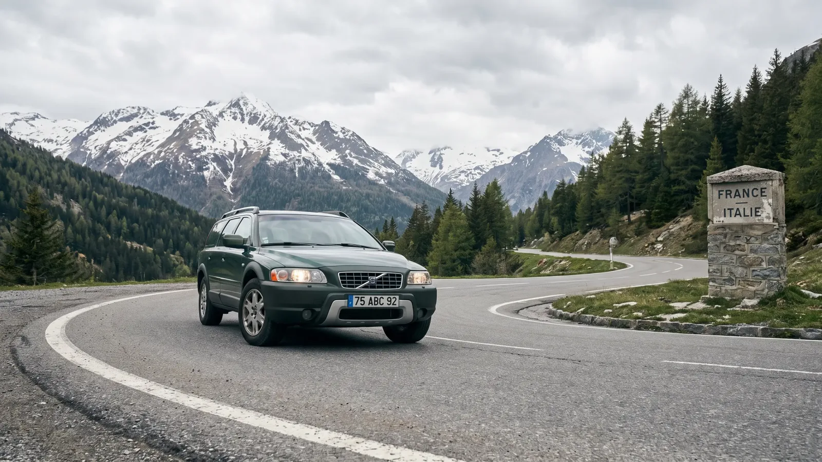 Voiture française sur une route de montagne européenne près d'une frontière