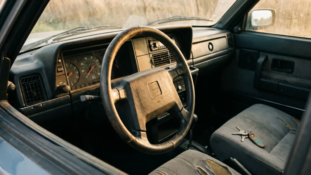 Tableau de bord et compteur kilométrique d'une voiture d'occasion avec les clés