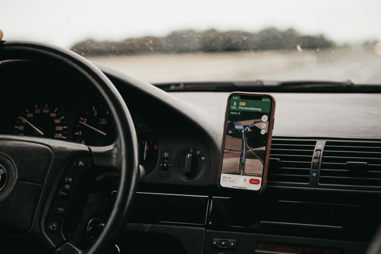 Assurance auto sur appli ou en ligne : que vérifier avant de signer ?